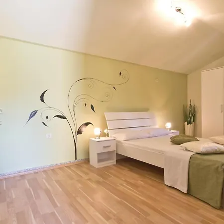 Lovely In Gologoricki Dol With Kitchen Holiday home Gologorica